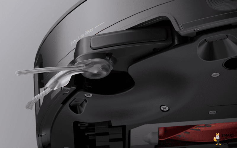 Die ausfahrbare Seitenbürste des Roborock Saros 10 ist in der Nahaufnahme zu sehen.